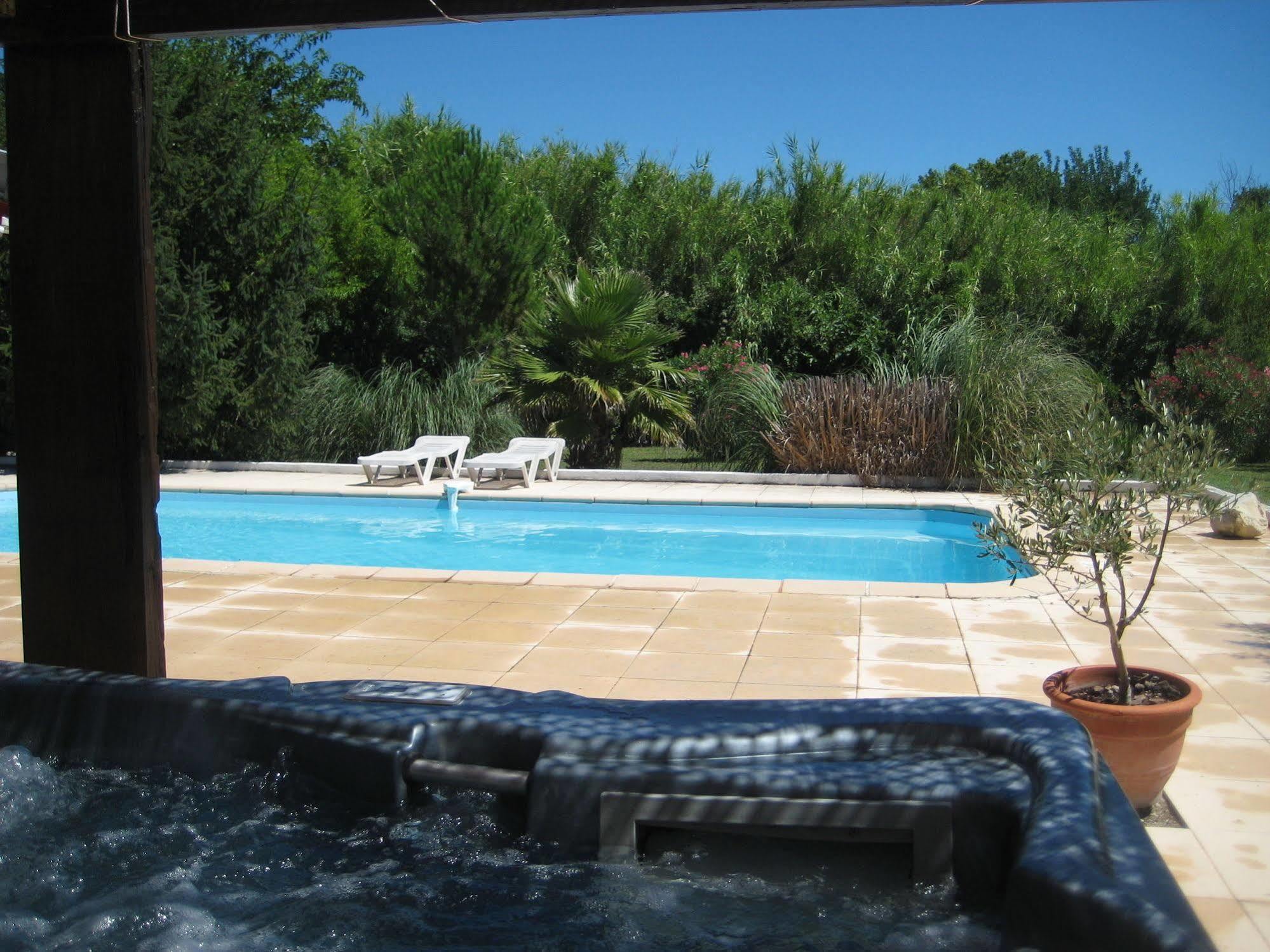 Appart'Hotel Et Chambres Essentiel Spa Arles Buitenkant foto